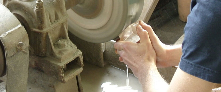 Arbeit an der Steinschleifmaschine