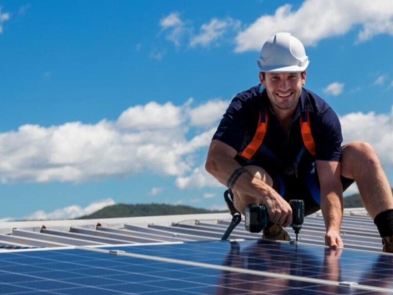 Photovoltaik Anlage auf Dach, finanziert durch die GLS Bank
