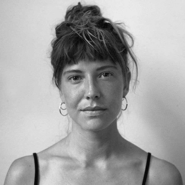 Bild von Mara Niederprüm in schwarz weiß