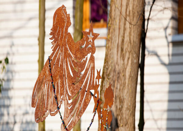 Metall Engel Dekoration im Garten vom Kinderhospiz.