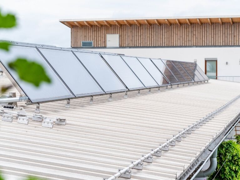 Klimaneutral werden: Jetzt Immobilie sanieren und nachhaltig finanzieren Solaranlage auf Dach einer Pflegeeinrichtung - jetzt Immobilie sanieren und nachhaltig finanzieren