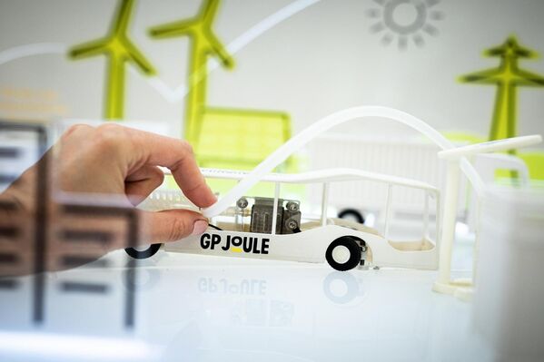 Miniaturbus mit GP Joule Aufschrift.