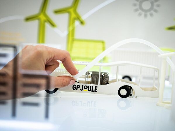 Miniaturbus mit GP Joule Aufschrift.