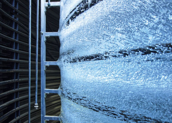 Metallgerüst mit viel Eis.