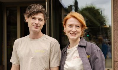 Sophie und Julius Henne stehen nebeneinander.