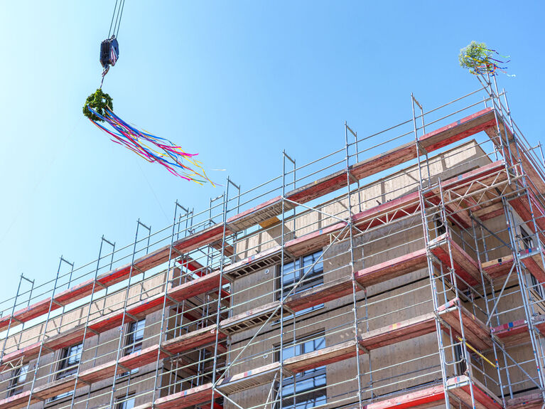 Richtfest Greenfields Buckow: Mehrfamilienhaus aus Holz mit Gerüst