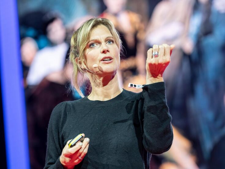 Maja Göpel beim Sprechen während sie einen Vortrag hält.