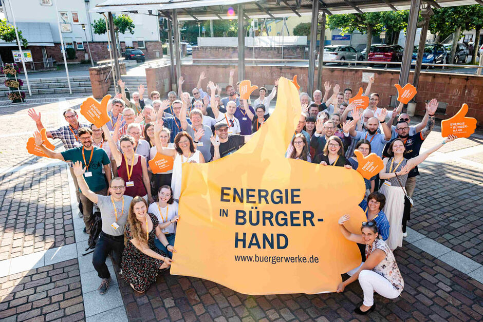 Bürgerwerke eG Gruppenbild der Bürgerwerke eG mit einem großen Daumen hoch