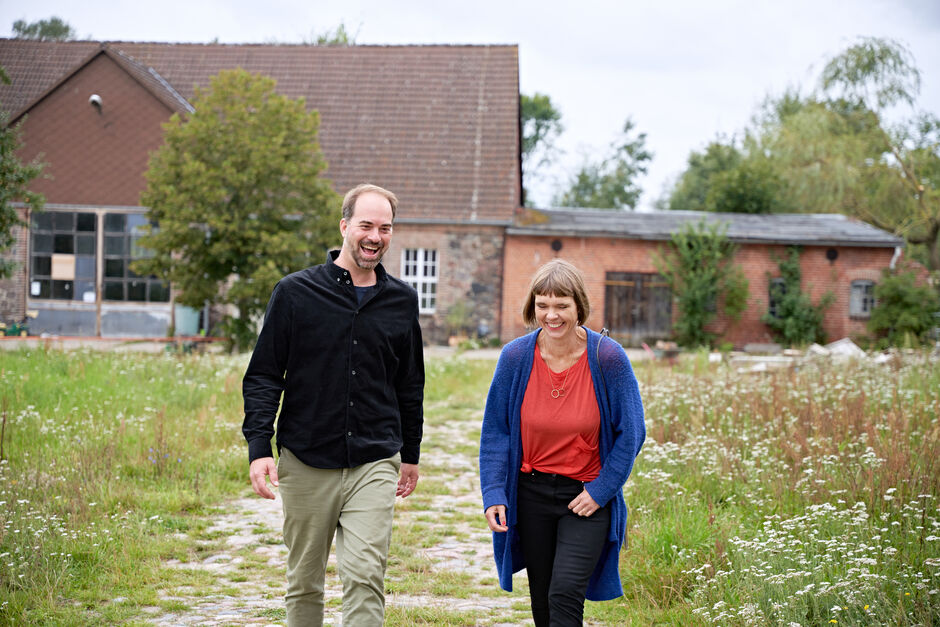 Philip Hentschel und Julia Paaß vom Hof Prädikow Philip Hentschel und Julia Paaß auf dem Hof.