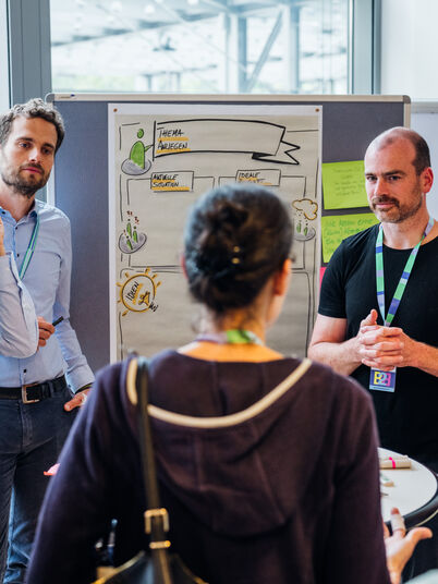 Mehrere Personen besprechen sich im Team.