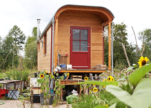 Bauwagen aus Holz als Tiny House im Grünen.