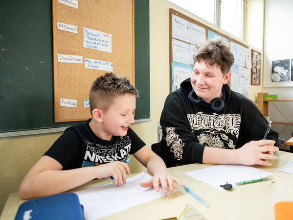 Zwei Jungs lernen zusammen 