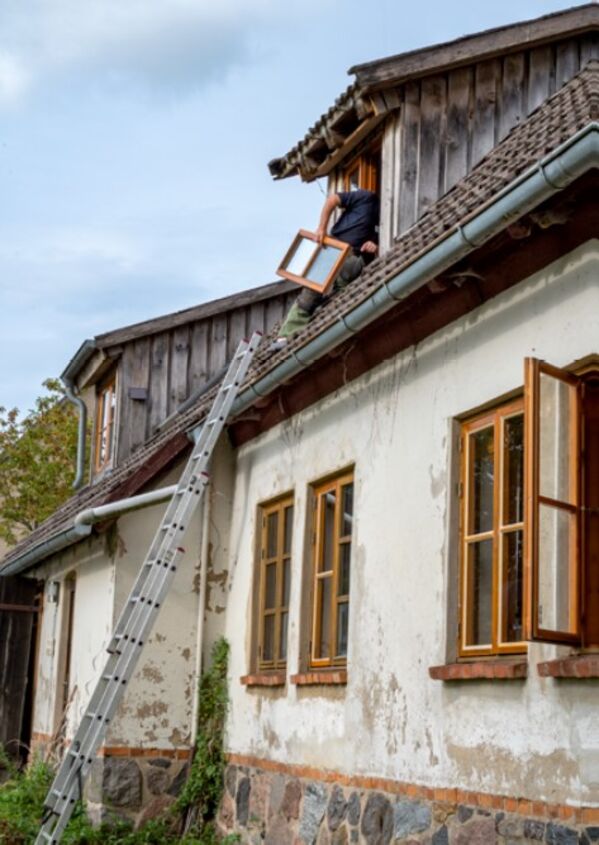 Fotografie von Haus seitlich mit Leiter Fotografie von Haus seitlich mit Leiter