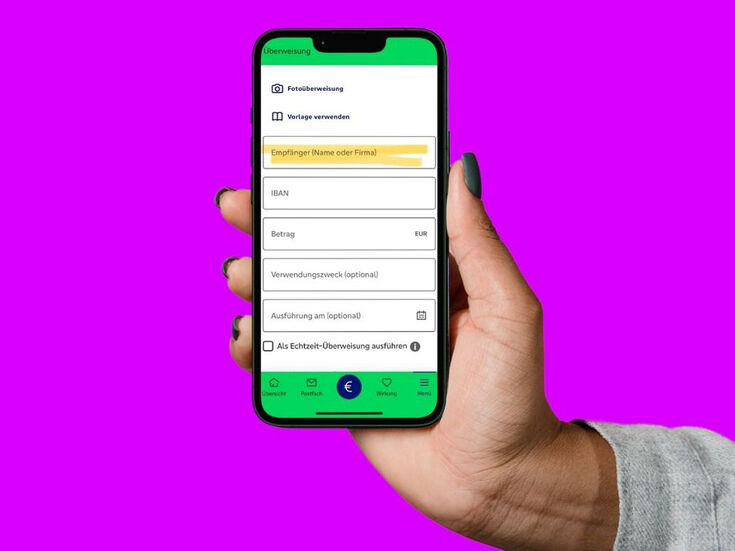 Hand, die ein Smartphone mit Banking App im Screen hält