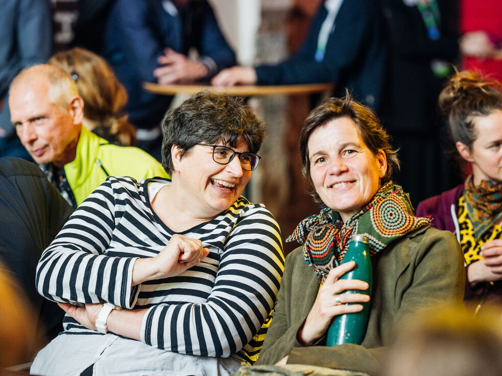 Zwei Frauen im Publikum beim GLS Jubiläumsfestival.