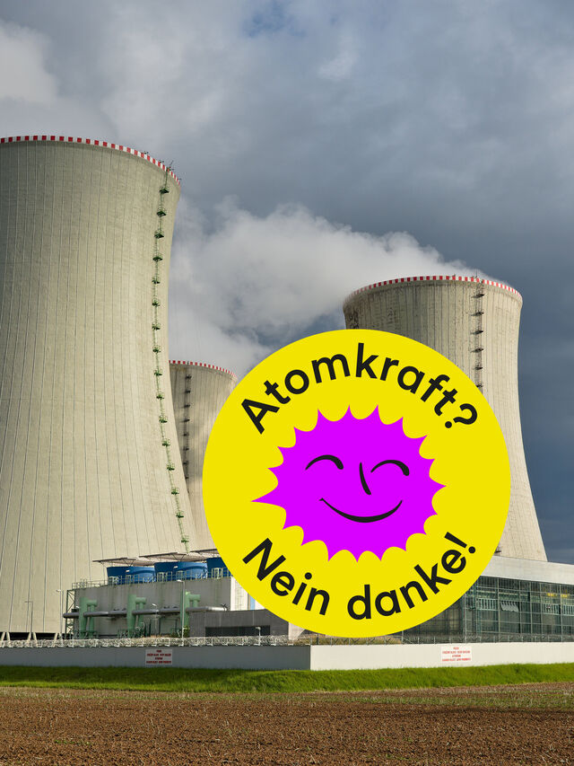 Atomkraftwerk mit "Atomkraft? Nein danke" Protestsymbol im Vordergrund.