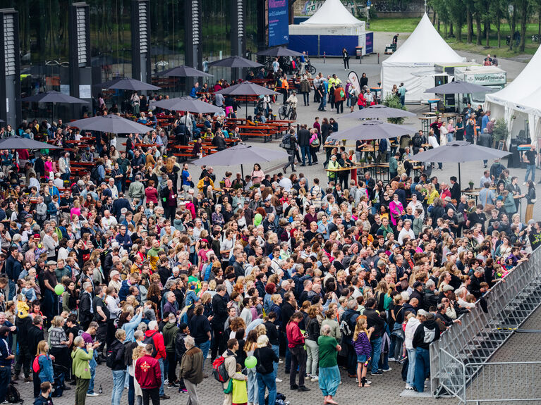 Viele Menschen vor einer Bühne