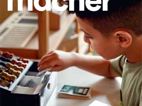 Titelbild des Sinnmacher zur sozialen Wende Titelbild des Sinnmacher zur sozialen Wende mit einem Kind, das vor sich eine Kasse und Spielgeld hat.