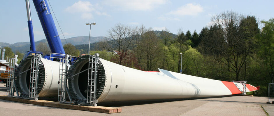 Freiamt Windmühlen Flügel einer Windkraftanlage auf dem Boden.