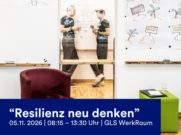 Auf dem Bild sieht man vorne einen Raum mit Stühlen und Arbeitsmaterialien. Auf der Wand sind "Themeninseln" aufgemalt. Durch eine Glasscheibe sieht mann 2 Personen, die sich unterhalten. Der Text auf dem Bild sagt "Re:make. "Resilienz neu denken" 05.11.2026 | 08:45 - 13:00 | Im GLS WerkRaum.