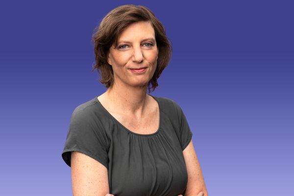 Portraitaufnahme von Claudia Sieper in grauem T-shirt