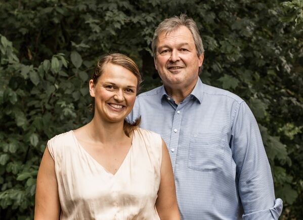 Anna und Thomas Leidreiter stehen im Grünen.