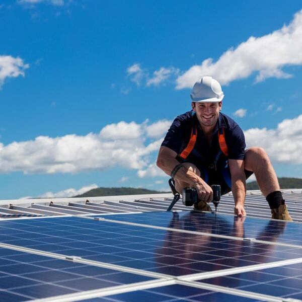 Photovoltaik Anlage auf Dach, finanziert durch die GLS Bank