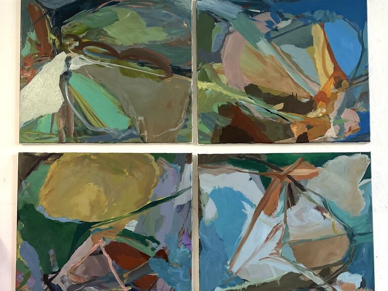 Ausstellung Jetzt // Gestalten: Werk 2-5 von Anna Choi Vier abstrakte Gemälde mit kühnen, wirbelnden Formen und leuchtenden, gemischten Farben.