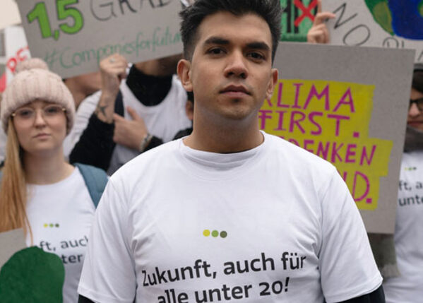 Junge Person bei der Fridays for Future Demo.