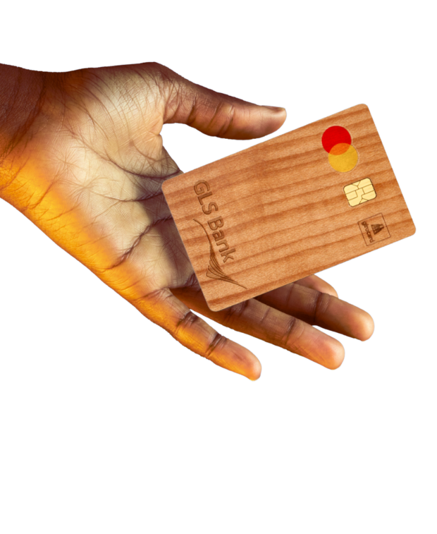 Eine Hand hält eine hölzerne Mastercard-Kreditkarte vor einem schlichten weißen Hintergrund.