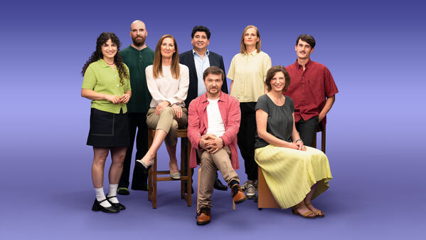 Gruppenfoto von 8 GLS Kund*innen vor einem lila Hintergrund