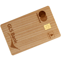 Eine hölzerne GLS Bankkarte mit Chip und Mastercard-Logo.