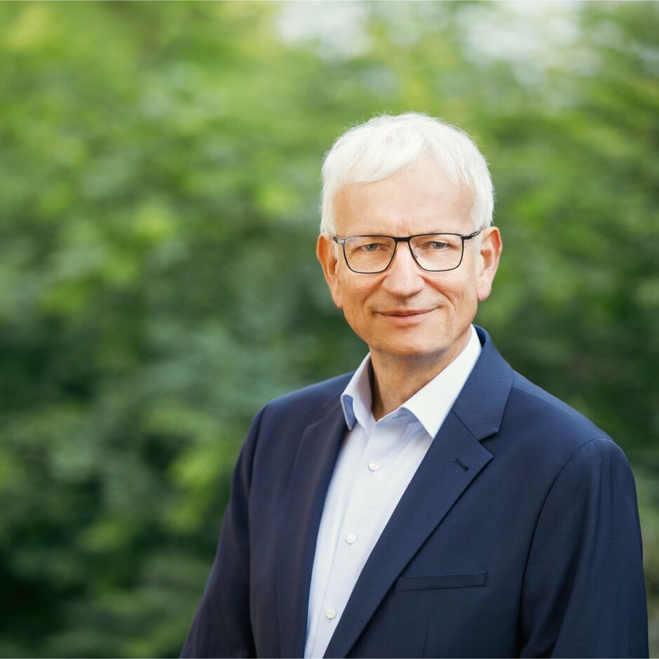Jürgen Resch steht vor Bäumen.