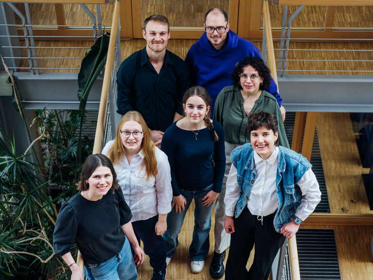 Sieben junge Menschen von oben fotografiert.