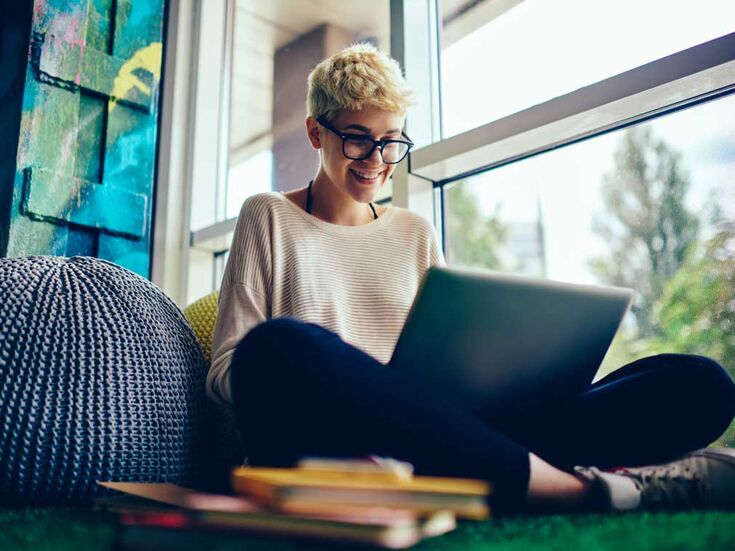 Weiblich gelesene Person am laptop