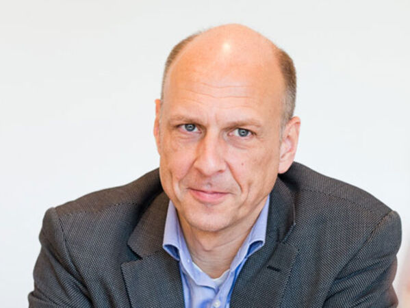 Christian Berg in einem Sakko.