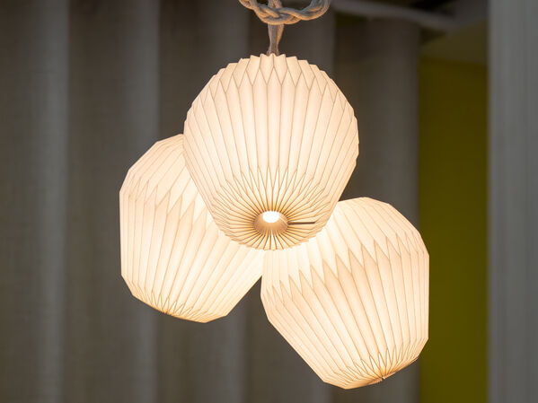 Drei Lampen aus Papier.