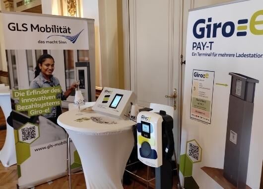 Werbestand mit Stehtisch zum Pay-T Terminal der GLS Mobilität.