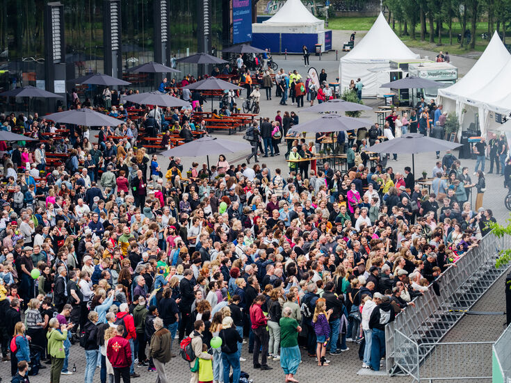 Viele Menschen vor einer Bühne