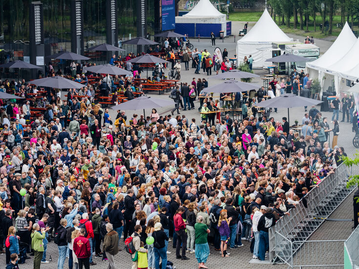Viele Menschen vor einer Bühne