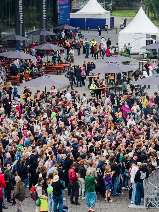 Viele Menschen vor einer Bühne