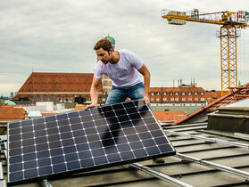 Florian Hehnle, Geschäftsführer von Polarstern, installiert PV-Module 