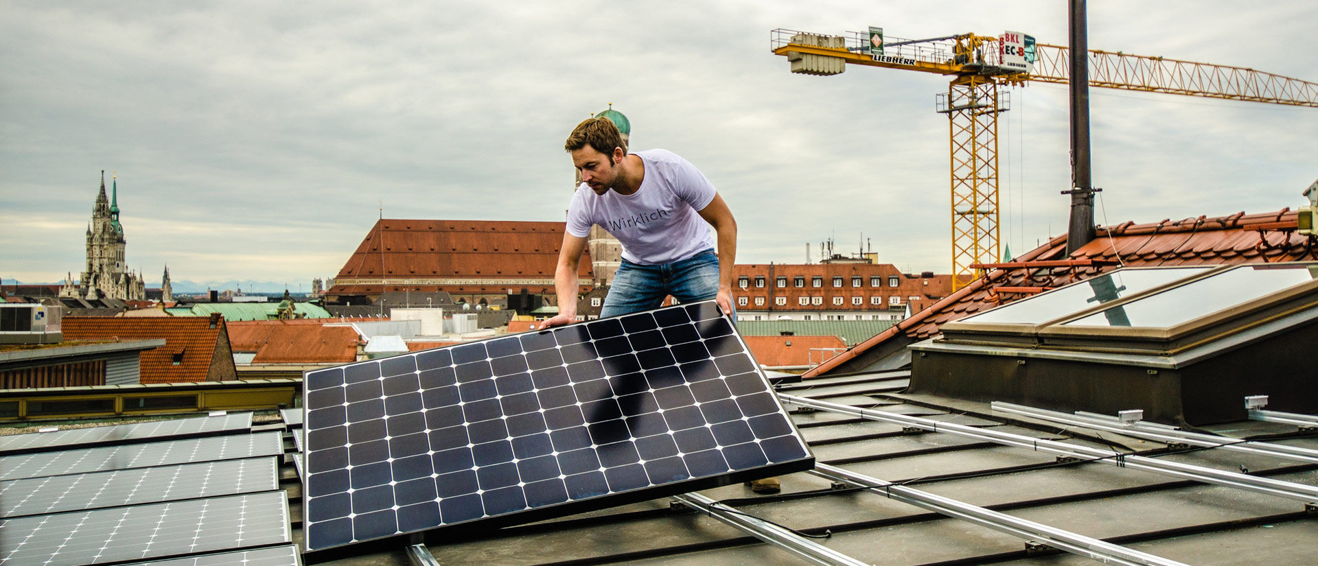 Florian Henle, Geschäftsführer von Polarstern, installiert PV-Module Florian Henle, Geschäftsführer von Polarstern, installiert PV-Module