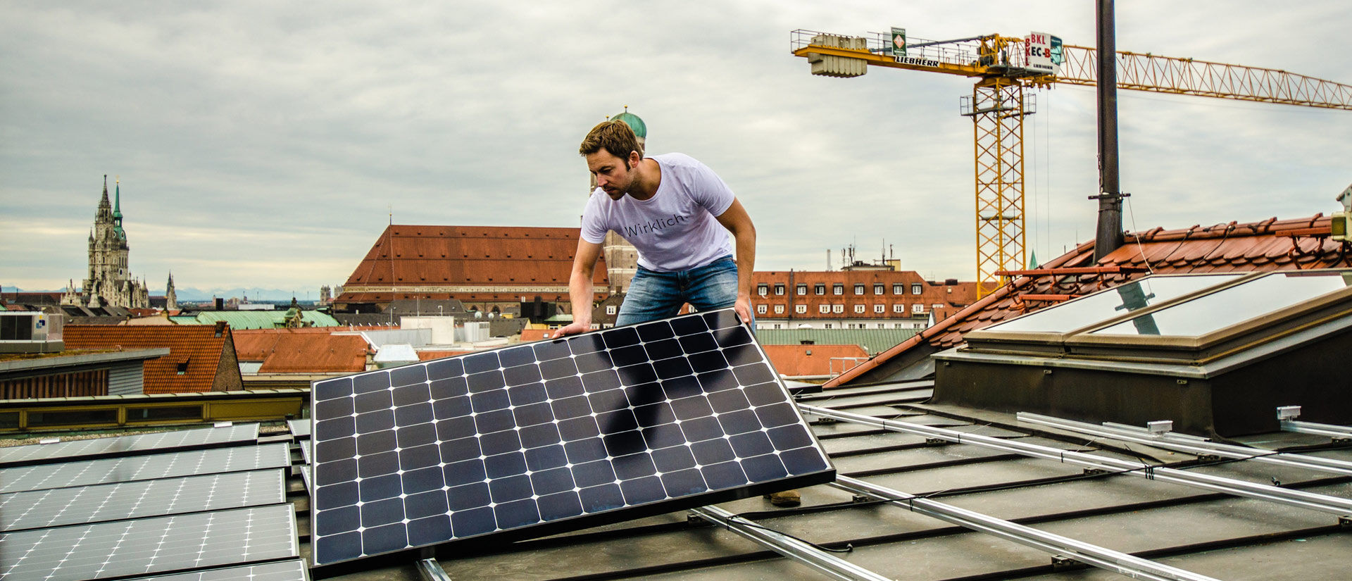 Florian Henle, Geschäftsführer von Polarstern, installiert PV-Module 