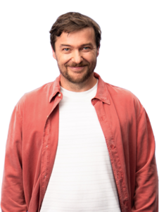Portraitaufnahme von Sebastian Sladek mit offenem rotem Hemd und weißem T-shirt.