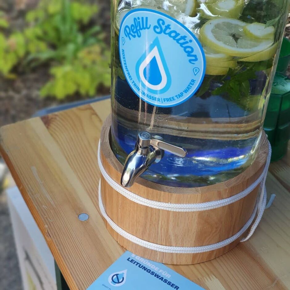 Wasserspender mit Leitungswasser und einem Refill-Sticker.