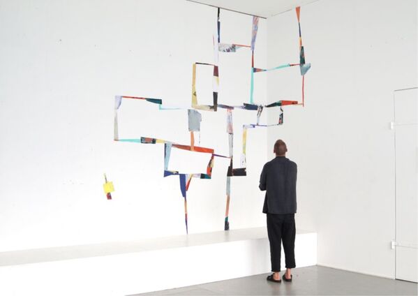 Mann vor Wandgestaltung Mann vor Wandgestaltung