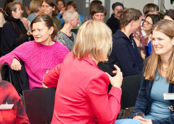 Frauen unterhalten sich.