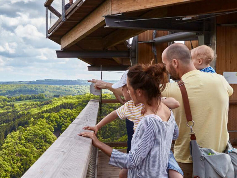 Kinder Perspektivenfonds mit SOS Kinderdörfer will weltweit mit Investitionen Kinderrechte stärken Familie mit Kindern auf einer Aussichtsplattform mit Blick über ein Flusstal