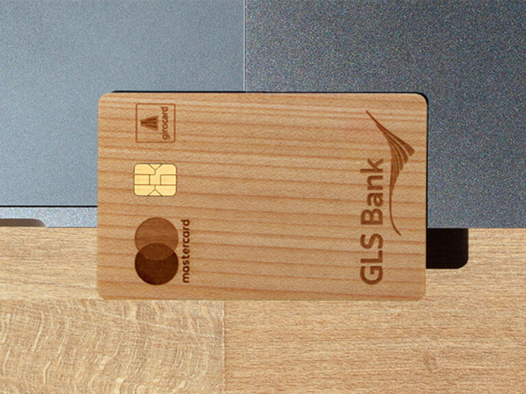 Holzkarte der GLS Bank liegt auf einem Laptop